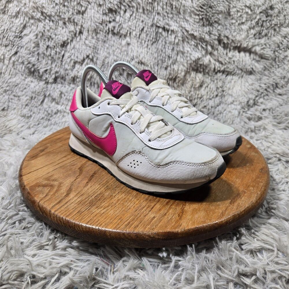 2022 Nike Retro Athletic Shoe Venture Style Youth 6Y Women 7.5 White Pink Casual